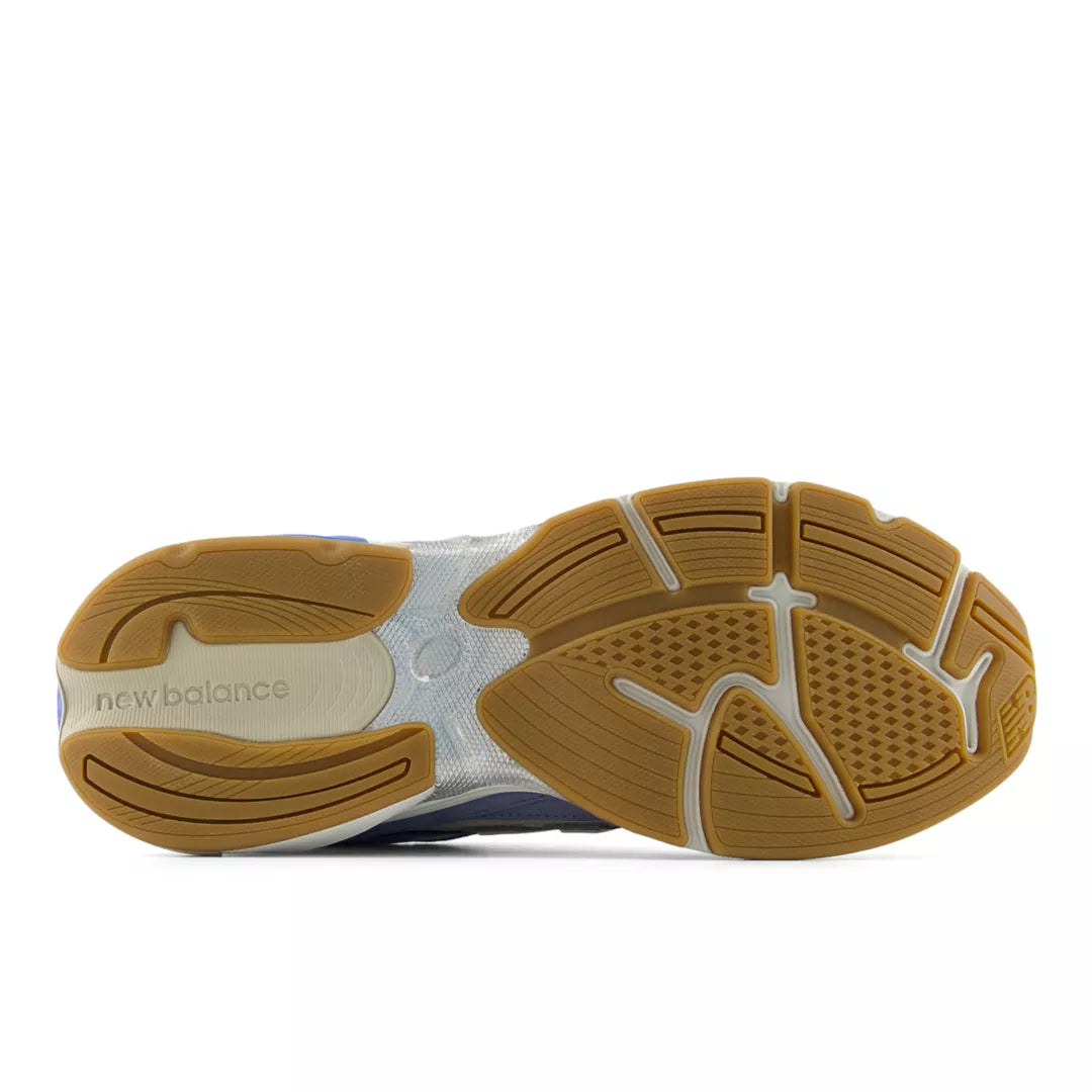 Cool Skies 2010 - New Balance Essential